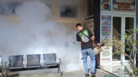 Cegah DBD, Polres Lombok Barat Proaktif Lakukan Fogging di Lingkungan Polsek