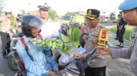 Operasi Keselamatan Rinjani 2025, Polres Lobar Edukasi Pengendara dengan Hadiah Sayuran