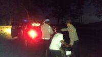 Patroli KRYD Polsek Lembar, Bantu Remaja Mogok Motor di Tanjakan Grepek
