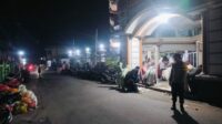 Ibadah Khusyuk! Polisi Jaga Keamanan Sholat Tarawih di Labuapi