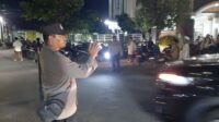 Polsek Labuapi Kawal Salat Tarawih, Warga Ibadah Lebih Khusyuk (2) Polsek Labuapi Atur Lalu Lintas, Ibadah Ramadan Makin Nyaman