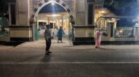 Khusyuk Beribadah, Polisi Siaga Kawal Tarawih di Sekotong