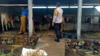 Dekatkan Diri ke Warga, Bhabinkamtibmas Dorong Usaha Ternak