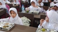 Polsek Kuripan Kawal Ketat Penyaluran Makan Bergizi Gratis (3) Sinergi Polri dan SPPG Sukseskan Program Makan Bergizi di Kuripan