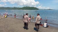 Polsek Lembar Tingkatkan Patroli Akhir Pekan di Obyek Wisata Pantai Cemara (2) Upaya Polsek Lembar Tingkatkan Keamanan di Pantai Cemara dengan Patroli KRYD