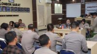 Puslitbang Polri Gali Profesionalitas dan Mitigasi Etik di Polda NTB (2) Lombok Barat, NTB – Tim dari Pusat Penelitian dan Pengembangan (Puslitbang) Kepolisian Republik Indonesia (Polri) menggelar penelitian penting di Polda Nusa Tenggara Barat (NTB) pada hari Selasa (29/4/2025). Kegiatan yang berfokus pada peningkatan profesionalitas anggota Polri serta mitigasi potensi pelanggaran etik ini dilaksanakan di Mapolres Lombok Barat. Melibatkan personel dari Polres Lombok Barat dan Polres Lombok Utara. Kegiatan ini dihadiri oleh sejumlah pejabat utama dari kedua Polres serta perwakilan anggota. Ketua Tim Puslitbang Polri, Kombes Pol A. Widihandoko, S.H., M.H., memimpin langsung jalannya penelitian. Turut hadir Wakapolres Lombok Barat, Kompol Kadek Metria, S.Sos., S.H., M.H., dan Wakapolres Lombok Utara, Kompol Adhika Ginanjar W., S.E., M.Si., beserta tim dari Puslitbang Polri. Sambutan Hangat dan Harapan Peningkatan Kualitas SDM Mengawali kegiatan, Kapolres Lombok Barat, Polda NTB, AKBP Yasmara Harahap, S.I.K., melalui Wakapolres Lombok Barat, Kompol Kadek Metria, menyoroti jumlah personel di wilayah hukumnya. "Kami berharap dengan adanya penelitian ini, akan ada masukan yang konstruktif bagi pimpinan dalam mengambil kebijakan terkait peningkatan profesionalitas dan pengembangan personel," ujar Kompol Kadek Metria dalam sambutannya. Mitigasi Etik Ketua Tim Puslitbang Polri, Kombes Pol A. Widihandoko, dalam paparannya menyampaikan latar belakang dilaksanakannya penelitian ini. Menyoroti maraknya pelanggaran kode etik yang dilakukan oleh oknum anggota Polri, yang berdampak signifikan terhadap citra institusi di mata masyarakat. "Pelanggaran etik ini menjadi landasan bagi kami untuk melaksanakan kegiatan mitigasi etik. Tujuannya adalah untuk mengidentifikasi akar permasalahan, mengurangi risiko terjadinya pelanggaran di masa depan, serta meningkatkan profesionalisme seluruh anggota Polri," tegas Kombes Pol A. Widihandoko. Menambahkan bahwa hasil dari penelitian ini akan menjadi bahan masukan penting bagi pimpinan Polri dalam merumuskan langkah-langkah kebijakan yang lebih efektif. Diskusi Mendalam dan Pengumpulan Data Setelah sesi paparan, kegiatan dilanjutkan dengan sesi Focus Group Discussion (FGD) dan wawancara yang dipandu oleh AKBP Ade Chadidjah, S.Sos., dan Konsultan dari Badan Riset dan Inovasi Nasional (BRIN), Dini Dwi Kusumaningrum, S.Sos., M.Si. Sesi ini bertujuan untuk menggali perspektif dan pengalaman langsung dari para personel terkait profesionalitas dan tantangan etika yang mereka hadapi dalam bertugas. Selain itu, para Pejabat Utama (PJU) dari Polres Lombok Barat dan Lombok Utara serta perwakilan personel juga mengisi kuesioner yang telah disiapkan oleh tim Puslitbang Polri. Pengumpulan data melalui FGD, wawancara, dan kuesioner ini diharapkan dapat memberikan gambaran yang komprehensif mengenai kondisi profesionalitas dan potensi risiko etik di lingkungan Polda NTB, khususnya di wilayah Lombok Barat dan Lombok Utara. Kegiatan penelitian ini diakhiri dengan sesi penutup dan foto bersama sebagai bentuk dokumentasi. Langkah selanjutnya adalah Tim Puslitbang Polri akan menganalisis data yang terkumpul untuk kemudian merumuskan rekomendasi yang akan disampaikan kepada pimpinan Polri. Diharapkan, hasil penelitian ini dapat menjadi landasan penting dalam upaya berkelanjutan untuk meningkatkan profesionalitas dan integritas seluruh anggota Polri. Serta meminimalisir terjadinya pelanggaran etik demi terwujudnya Polri yang semakin dipercaya dan dicintai masyarakat.
