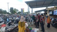 Polres Lombok Barat Kenalkan KEMOS dalam Patroli Pasar Kediri