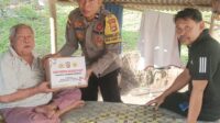 Polsek Sekotong Salurkan Bantuan Nutrisi di Dusun Sayong (2) Polsek Sekotong Salurkan Bantuan Nutrisi di Dusun Sayong