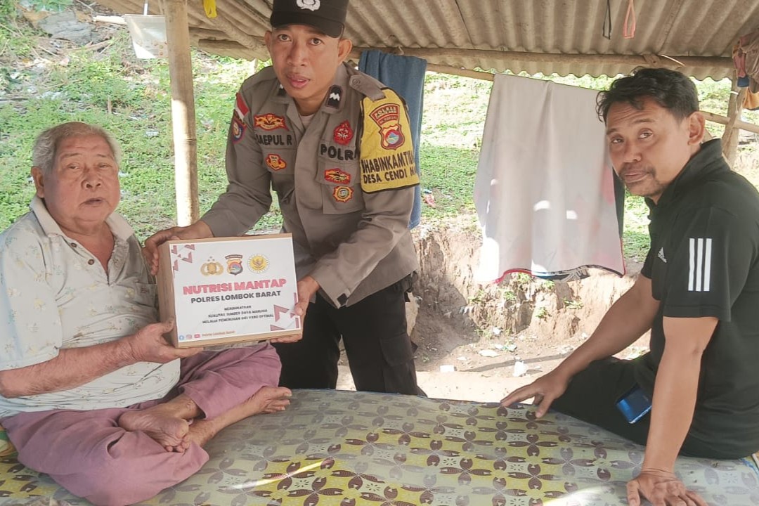 Polsek Sekotong Salurkan Bantuan Nutrisi di Dusun Sayong