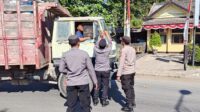 Polsek Pelabuhan Lembar Bagikan Bendera Merah Putih kepada Sopir Truk Sambut HUT RI ke-80
