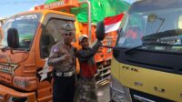 Tugu Tank Gerung Jadi Titik Patriotisme: Polantas Bagikan Bendera Merah Putih