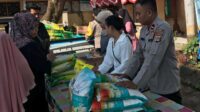 WhatsApp Image 2025-08-08 at 11.43.47 (2) Bulog NTB dan Polres Lombok Barat Pastikan Ketersediaan Pangan Murah di Kediri