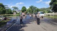 Aksi Sigap Polsek Gerung Tangani Solar Tumpah di Jalan Utama Lombok Barat