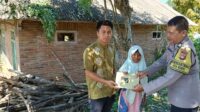 Aksi Nyata Polri: Polsek Sekotong Salurkan Bantuan Sosial di Desa Kedaro Lombok Barat