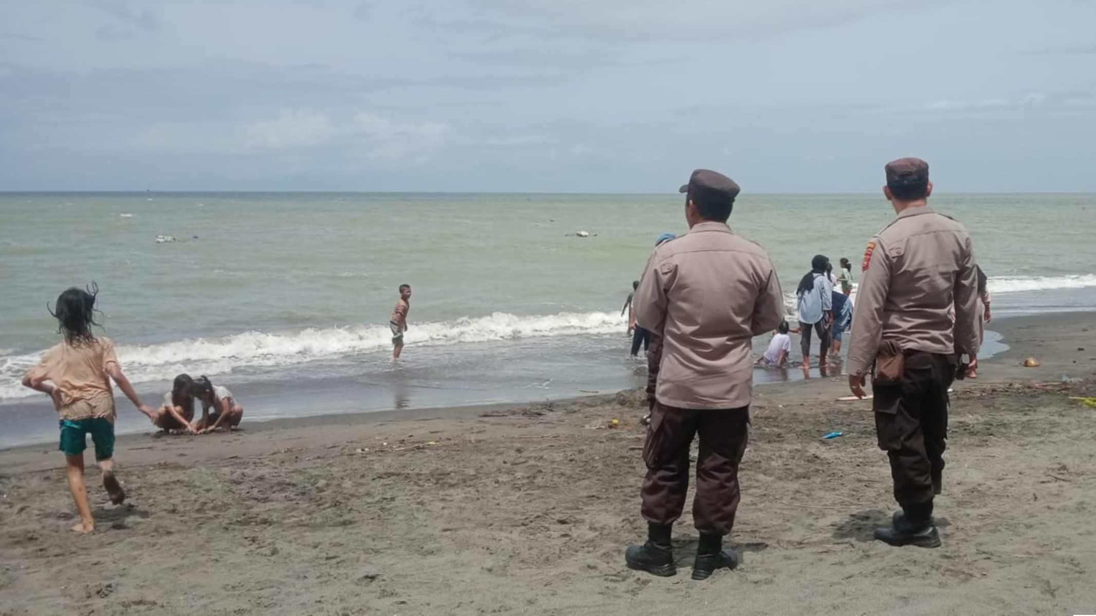 Polisi Perketat Keamanan Pantai Cemare Lombok Barat