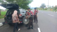 Aksi Humanis Sat Samapta Polres Lobar Bantu Warga Ganti Ban di By Pass BIL II