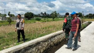 Dukung Ketahanan Pangan, Bhabinkamtibmas Labuapi Sambangi Petani